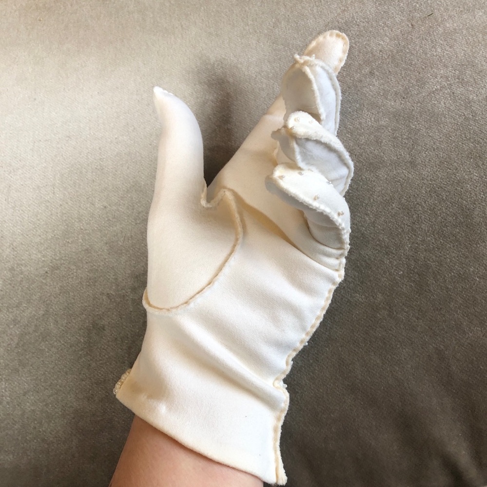 3 pairs Gorgeous vintage gloves: white beaded, white embroidered, brown leather - Picture 6 of 16